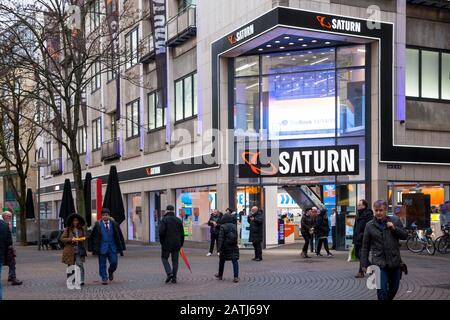 Deutschland, Köln, das Elektronik-kaufhaus Saturn auf der Einkaufsstraße Hohe Straße. Deutschland, Koeln, der Elektrofachmarkt Saturn in der Fussgaenge Stockfoto