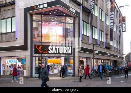 Deutschland, Köln, das Elektronik-kaufhaus Saturn auf der Einkaufsstraße Hohe Straße. Deutschland, Koeln, der Elektrofachmarkt Saturn in der Fussgaenge Stockfoto