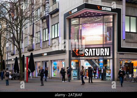 Deutschland, Köln, das Elektronik-kaufhaus Saturn auf der Einkaufsstraße Hohe Straße. Deutschland, Koeln, der Elektrofachmarkt Saturn in der Fussgaenge Stockfoto