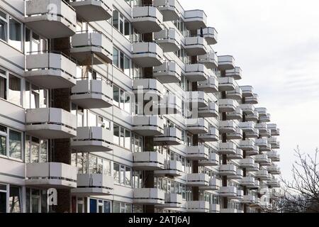 Balkone eines Mehrfamilienhauses an der Schwalbacher Straße im Kölner Stadtteil Zollstock. Balkone eines Mehrfamilienhauses in der Schwalbac Stockfoto