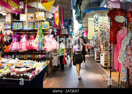 Bangkok, THAILAND - 3. DEZEMBER: Thailändische Leute, die auserwählt gehen und Stoffmaterial mit Accessoires aus dem Bekleidungsgeschäft in Sampeng plaza und Phahura kaufen Stockfoto