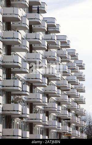 Balkone eines Mehrfamilienhauses an der Schwalbacher Straße im Kölner Stadtteil Zollstock. Balkone eines Mehrfamilienhauses in der Schwalbac Stockfoto