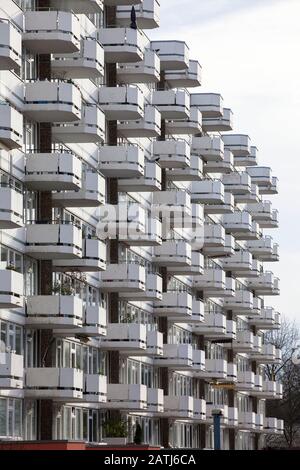 Balkone eines Mehrfamilienhauses an der Schwalbacher Straße im Kölner Stadtteil Zollstock. Balkone eines Mehrfamilienhauses in der Schwalbac Stockfoto