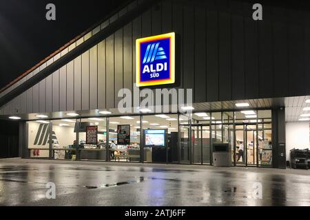 Filiale ALDI Verklagte, nachmittags, beleuchtet, Lebenswittel-Discounter, Schild, Logo, Firmenemblem, Verwendung weltweit Stockfoto