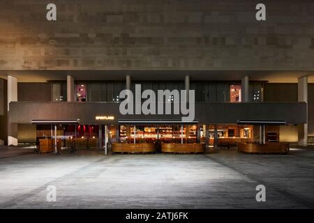 Außenansicht des Restaurants mit Sitzgelegenheiten im Freien. Spiritland Royal Festival Hall, London, Großbritannien. Architekt: N/a, 2019. Stockfoto