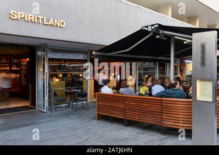 Sitzgelegenheiten im Freien. Spiritland Royal Festival Hall, London, Großbritannien. Architekt: N/a, 2019. Stockfoto