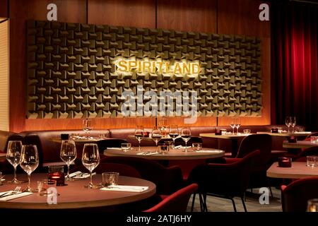 Sitzgelegenheiten im Restaurant. Spiritland Royal Festival Hall, London, Großbritannien. Architekt: N/a, 2019. Stockfoto