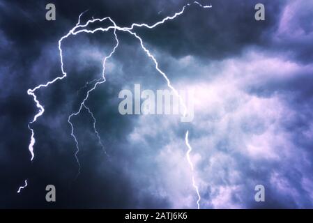 Dramatischer Himmel und Blitz vor Gewitter Stockfoto