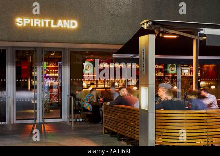 Sitzgelegenheiten im Freien. Spiritland Royal Festival Hall, London, Großbritannien. Architekt: N/a, 2019. Stockfoto