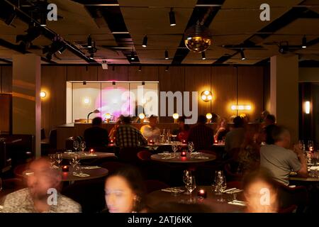 Personen im Restaurant. Spiritland Royal Festival Hall, London, Großbritannien. Architekt: N/a, 2019. Stockfoto