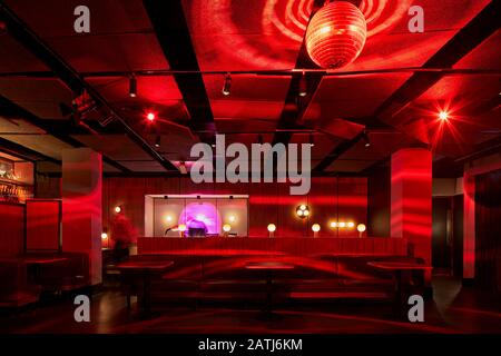 Sitzplatz am DJ-Stand im Restaurant. Spiritland Royal Festival Hall, London, Großbritannien. Architekt: N/a, 2019. Stockfoto