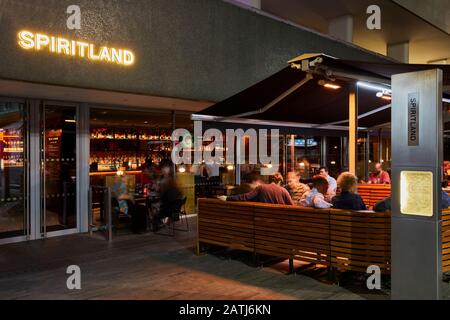 Sitzgelegenheiten im Freien. Spiritland Royal Festival Hall, London, Großbritannien. Architekt: N/a, 2019. Stockfoto