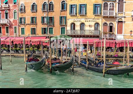 Leere Gondeln zu Holz-Anlegestellen vor dem Marconi Hotel am Canal Grande, Venedig, Italien Stockfoto