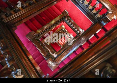 Die elegante Wendeltreppe aus viktorianischer Eiche schlängelt sich in das Kaufhaus Fortnum & Mason. Ein Upmarket-Kaufhaus in Piccadilly, London. Stockfoto