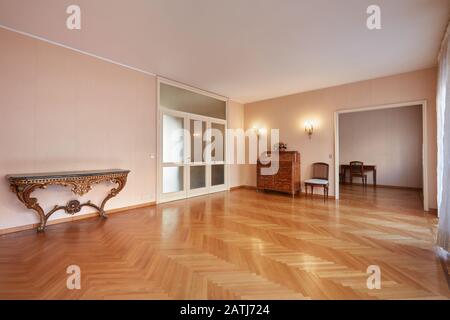 Großes Zimmer mit Antiquitäten im Inneren der Wohnung Stockfoto