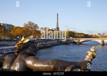 Eiffelturm und seine an einem sonnigen Herbsttag von der Brücke Alexandre III in Paris Stockfoto