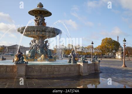 Place de la Concorde Springbrunnen an einem sonnigen Herbsttag in Paris, Frankreich Stockfoto