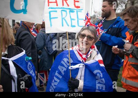 Die Frau, die in einer Flagge von Union Jack in Westminster, London, gedraftet wurde, war bereit, das Vereinigte Königreich am 31. Januar 2020 um 23 Uhr offiziell aus der EU auszutreten Stockfoto