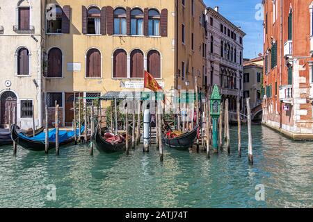 Leere Gondeln zu Holz-Anlegepfosten entlang des Canal Grande, Venedig, Italien Stockfoto