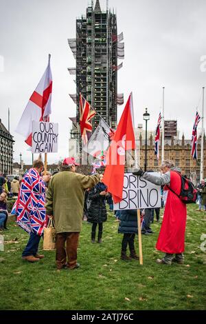 Am Parliament Square, Westminster, London, versammeln sich zahlreiche Brexit-Anhänger, um zu feiern, dass Großbritannien die EU am 31. Januar 2020 offiziell um 23 Uhr verlässt Stockfoto