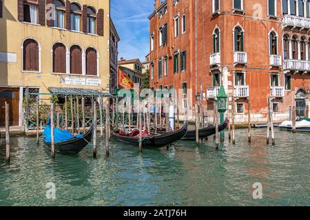 Leere Gondeln zu Holz-Anlegepfosten entlang des Canal Grande, Venedig, Italien Stockfoto