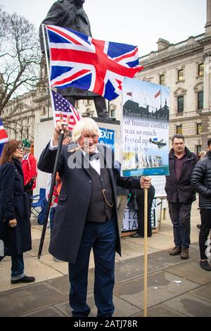 Am Parliament Square, Westminster, London, versammeln sich zahlreiche Brexit-Anhänger, um zu feiern, dass Großbritannien die EU am 31. Januar 2020 offiziell um 23 Uhr verlässt Stockfoto