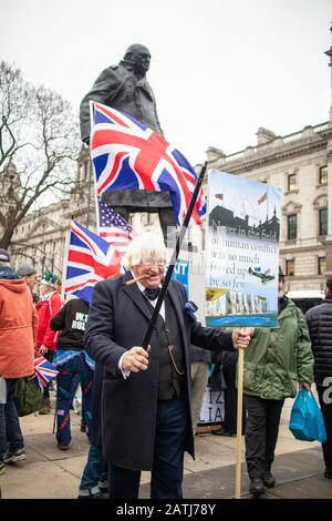 Am Parliament Square, Westminster, London, versammeln sich zahlreiche Brexit-Anhänger, um zu feiern, dass Großbritannien die EU am 31. Januar 2020 offiziell um 23 Uhr verlässt Stockfoto
