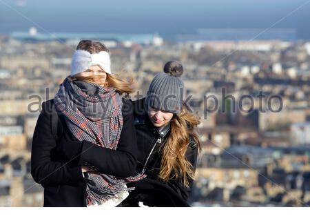 Edinburgh, Schottland, Großbritannien. Februar 2020. Starke stürmernde Winde und wechselhaftes Wetter, das den Edinburgh Calton Hill beeinflusst. Blick über die Dächer der Stadt in Richtung Leith und Forth Estuary Credit: Craig Brown/Alamy Live News Stockfoto