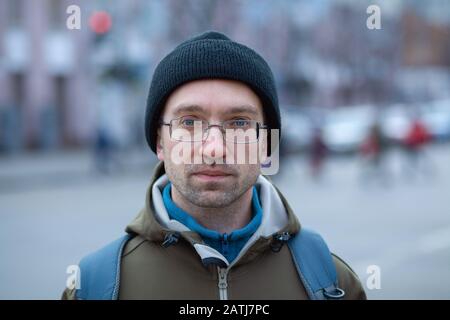 Echter Mann auf der Straße, in der Nähe Stockfoto