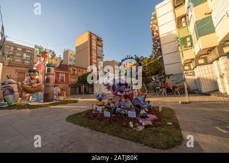 Las Fallas, Papermache-Modelle werden in der traditionellen Feier in Lobpreis des heiligen Joseph am 16.3.2019 in Valencia, Spanien, gebaut und gebrannt. Stockfoto