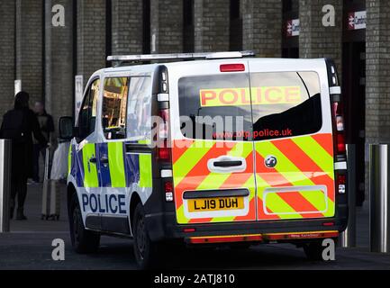 Der Transporter der britischen Transportpolizei parkte vor dem Bahnhof in Cambridge, England. Stockfoto