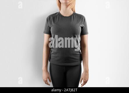 Schwarz grau T-Shirt-Design Mockup. Frauen stehen in grauem T-Shirt Stockfoto