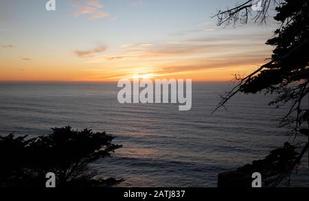 Sonnenuntergang über dem Pazifischen Ozean an einem Wintertag in Big Sur, Kalifornien, USA Stockfoto