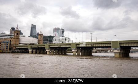 Bahnhof Cannon Street und Brücke über die Themse, London mit den Wolkenkratzern der Finanzstadt London im Hintergrund. Stockfoto