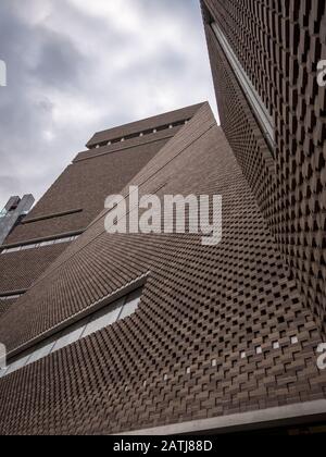 Tate Modern Switch House, London. Abstrakter, niedriger Blickwinkel auf die kantige Architektur des neuen modernen Erweiterungsbaus von Tate. Stockfoto