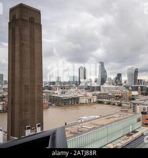 Die Stadt London und die Themse. Die Wolkenkratzer des Finanzviertels, die von der Aussichtsplattform des Switch House an einem grauen, überhauenen Tag gesehen wurden. Stockfoto