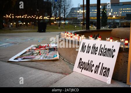 Torontonianer versammelten sich am Mel Lastman Square, um eine Kerzenlicht-Mahnwache zu Ehren der 1500 Demonstranten zu halten, die kürzlich von der Regierung im Iran getötet wurden. Stockfoto