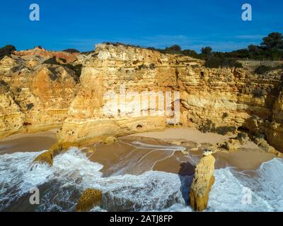 Felsklippen und Wellen an der Algarve Stockfoto