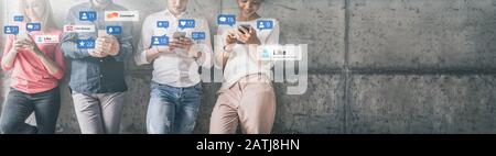 Junge Leute, die ein Live-Streaming ansehen. Social Media-Konzept. Stockfoto