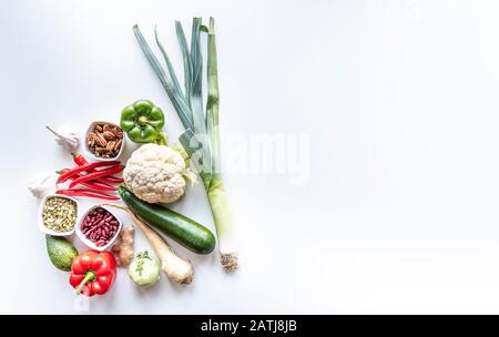 Blick von oben auf die frische Gruppe Gemüse auf weißem Hintergrund. Platz kopieren Stockfoto