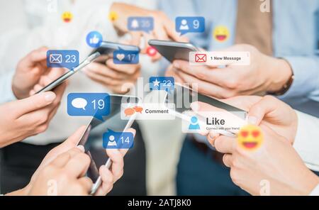 Geschäftsleute, die ein Live-Streaming ansehen. Social Media-Konzept. Stockfoto