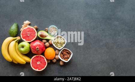 Gemischte Helathy frische Früchte für Layout isoliert auf Betonhintergrund. Kopierbereich Stockfoto