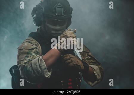 Spezialeinsatzkräfte Soldaten Polizei kämpft mit Messer Stockfoto