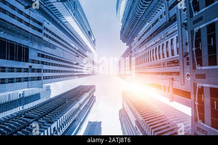 Wolkenkratzer in einem Finanzviertel. Moderne Gebäude Wolkenkratzer bei Sonnenuntergang. Ansicht von unten nach oben. Stockfoto