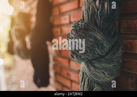 Gefärbte Indigo natürliche Farbkleidung, handgefertigt in Sakon Nakhon Thailand. Stockfoto