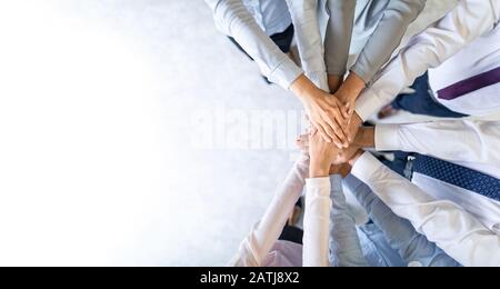 Nahaufnahme, Ansicht von oben Young Business Menschen die Hände zusammen. Stapel von Händen. Einheit und Teamarbeit Konzept. Stockfoto