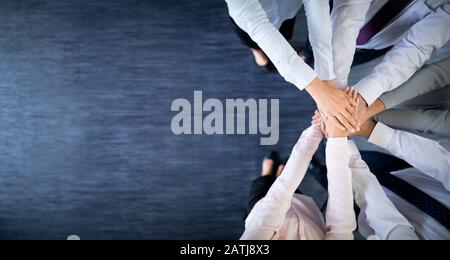 Nahaufnahme, Ansicht von oben Young Business Menschen die Hände zusammen. Stapel von Händen. Einheit und Teamarbeit Konzept. Stockfoto
