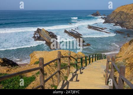 Treppe zum Strand an der Küste der Algarve in Portugal Stockfoto