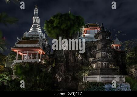 Bangkok, Thailand - 25. Januar 2020: Khao Mo, Die Pagode und der Pavillon auf einem kleinen Berg im Garten, die viele Schildkröten des Wat Prayurawongsawas Warawihan haben Stockfoto