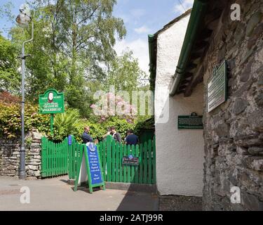 Grasmere, Cumbria, Lake District: Kunden warten vor Sarah Nelsons Gingerbread-Shop im Dorf Grasmere. Stockfoto